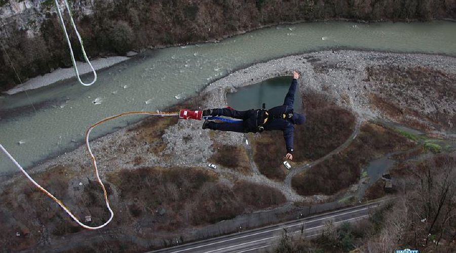 Незрячий гид совершил прыжок с высоты 69 метров в «Скайпарке» Сочи © Скайпарк Сочи