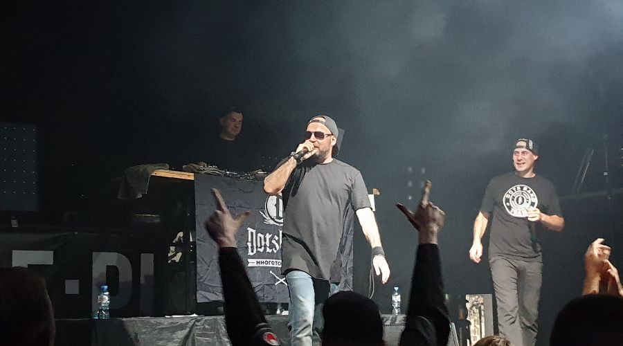 Руставели, Санчес и DJ Hassan на концерте группы «Многоточие» в Минске, 2019 © Фото Skorp24, CC BY-SA 4.0, commons.wikimedia.org/w/index.php?curid=82861543