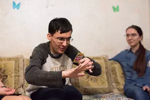 Евгений Филипповский и волонтёр &copy;&nbsp;Фотография предоставлена пресс-службой ККБОО &laquo;Открытая среда&raquo;