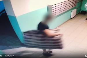 Отчим выносит тело пасынка из подъзда © Скриншот из видеозаписи СК РФ по Краснодарскому краю
