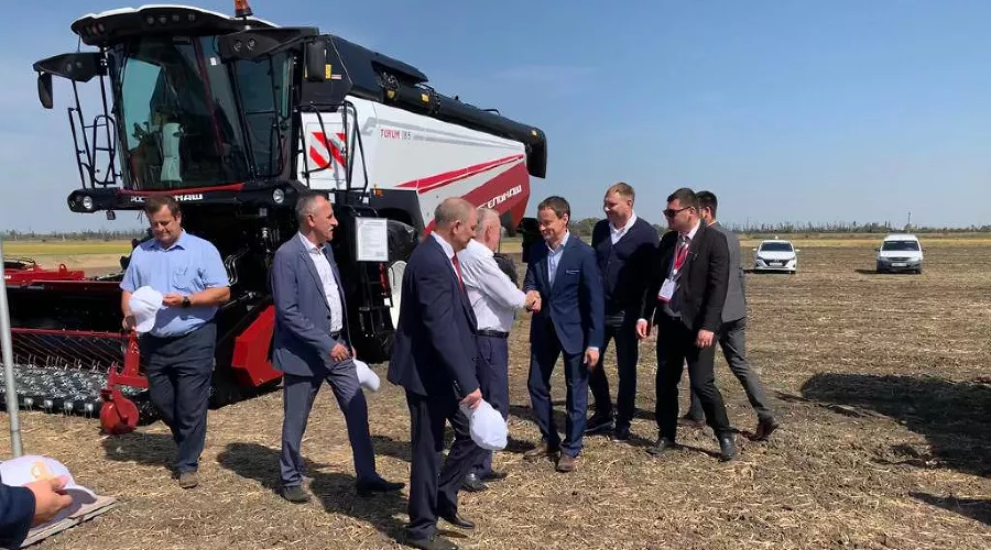 Осмотр техники Ростсельмаш на Дне поля риса 15.09.2023 г. &copy;&nbsp;Фото пресс-службы компании &laquo;Югпром&raquo;