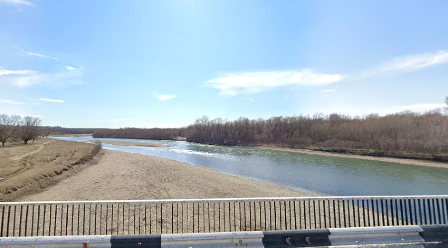 Река Кубань в районе станицы Прочноокопской, Армавир &copy;&nbsp;Скриншот сервиса &laquo;Google Карты&raquo; google.com/maps, дата съемки март 2021 года