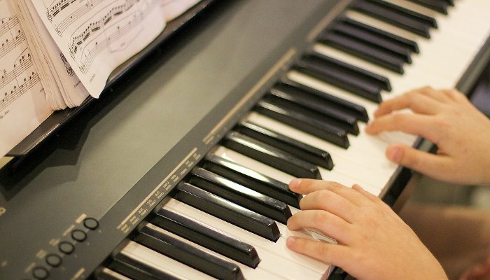 В школу Абинска поставили пять пианино-подделок. Но заплатили за них как за настоящие