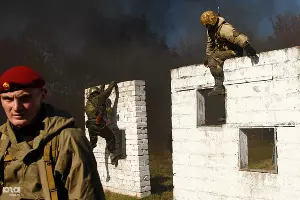 "Акулы" сдали нормативы на право ношения крапового берета &copy;&nbsp;Влад Александров, ЮГА.ру
