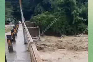 Разрушенный мост через реку Чепси. 3 августа 2025 г. &copy;&nbsp;Скриншот видео телеграм-канала &laquo;Краснодар и край&raquo;, t.me/krasnodarkray1