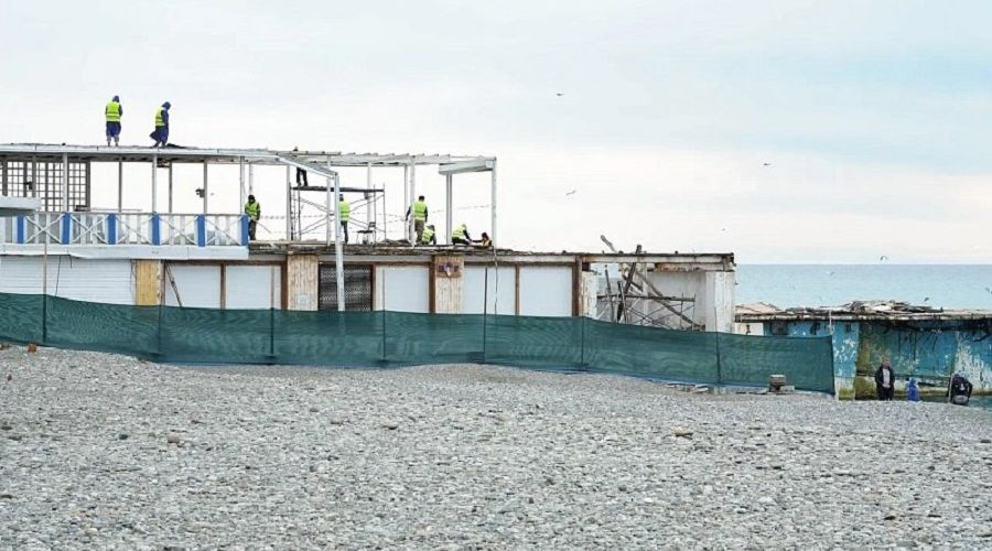 Реконструкция сочинского пляжа «Маяк» © Скриншот публикации в телеграм-канале «КоммерсантЪ Сочи», T.me/kommersant_sochi