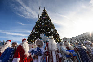 Парад Дедов Морозов и открытие рождественской ярмарки в Краснодаре © Фото Елены Синеок, Юга.ру