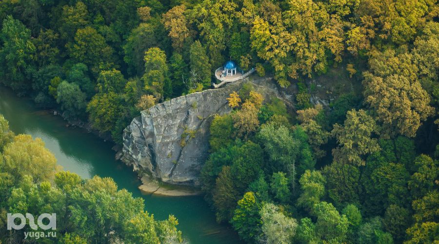 Вид на скалу Петушок в Горячем Ключе © Фото Евгения Таранжина, Юга.ру