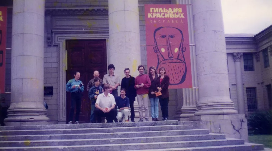 Арт-группа «Гильдия красивых» у входа в Сочинский художественный музей им. Д.Д. Жилинского. Выставка «Детство. Отрочество. Юность». 1997 год &copy;&nbsp;Фото архивного фонда &laquo;Художественная среда Сочи&raquo;