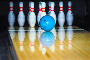 Первый тур "звездного" турнира по боулингу © Елена Синеок, ЮГА.ру