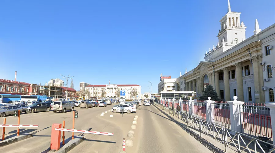 Привокзальная площадь Краснодара. С 22 сентября 2025 г. будет закрыта на ремонт полоса справа (та, что не закрыта шлагбаумами) &copy;&nbsp;Скриншот сайта Google.com/maps