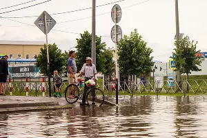 Последствия ливня на улице Московской &copy;&nbsp;Фото Дмитрия Пославского, Юга.ру