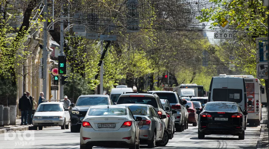 Автомобили в пробке &copy;&nbsp;Фото Елены Синеок, Юга.ру