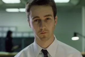 Главный герой фильма «Бойцовский клуб», страдающий хронической бессонницей &copy;&nbsp;Скриншот из фильма &laquo;Бойцовский клуб&raquo; на kinopoisk.ru