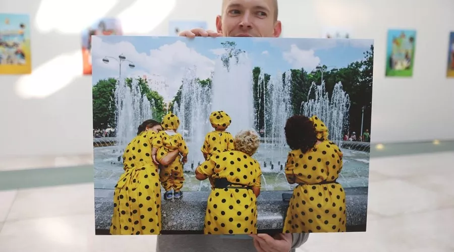 Денис Яковлев и одна из его фоторабот, выставленных в Эрмитаже &copy;&nbsp;Фото предоставлено Денисом Яковлевым