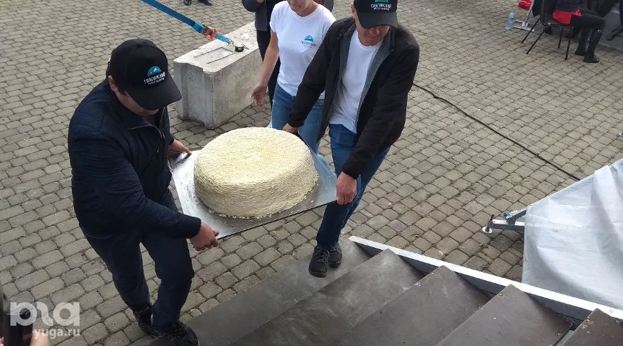 Самый большой круг адыгейского сыра &copy;&nbsp;Фото Елены Малышевой, Юга.ру