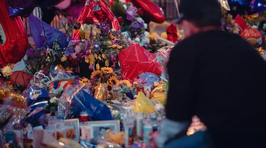 Мемориал памяти Коби Брайанта &copy;&nbsp;Фото Connor Jalbert, unsplash.com