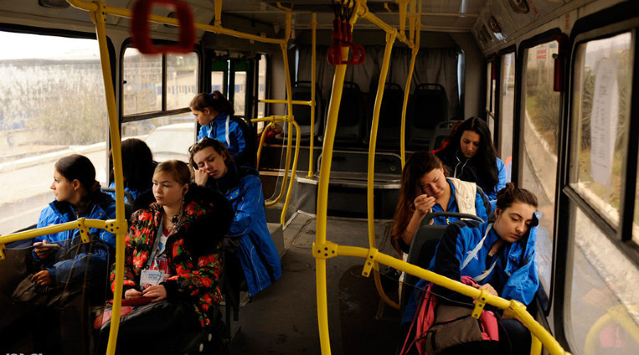 Ксения Иванова и другие волонтеры едут на автобусе в "Айсберг". &copy;&nbsp;Михаил Мордасов, ЮГА.ру