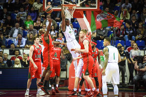 "Локомотив-Кубань" разгромил "Уникаху" в матче Топ-16 Евролиги в Краснодаре  © Елена Синеок, ЮГА.ру