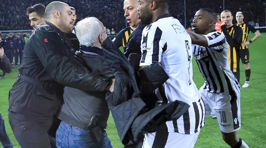 Иван Саввиди (второй слева) на поле ​во время матча между клубами ПАОК и АЕК в Салониках  &copy;&nbsp;Фото с сайта www.intime.gr