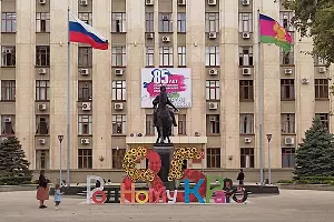Праздничная инсталляция перед зданием Администрации Краснодарского края &copy;&nbsp;Фото Иолины Грибковой, Юга.ру