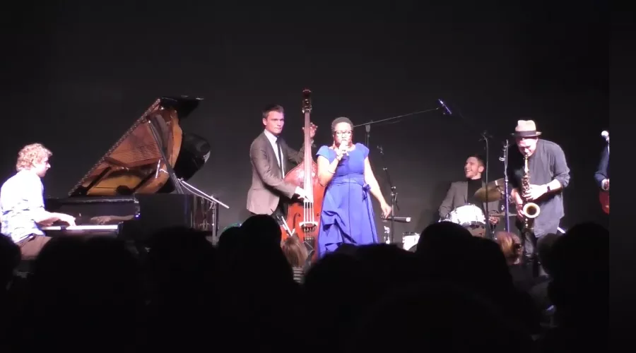 Концерт Моник Б. Томас &copy;&nbsp;Скриншот видео Didn’t It Rain Monique Thomas с YouTube-канала Eli Dan