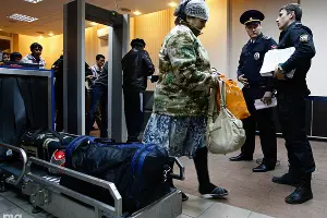 Высылка мигрантов-нелегалов из аэропорта Краснодара &copy;&nbsp;Влад Александров, ЮГА.ру