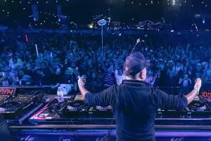 Скриншот видео Paul Oakenfold live from Dreamstate SoCal 2025 &copy;&nbsp;Кадр из ролика с Youtube-канала Paul Oakenfold