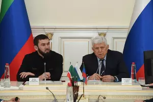 Магомед Даудов и Хизри Шихсаидов &copy;&nbsp;Фото пресс-службы парламента Чеченской Республики