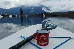 Сапсерфинг на Верхнем озере на курорте &laquo;Роза Хутор&raquo; &copy;&nbsp;Фото Марины Солошко, Юга.ру