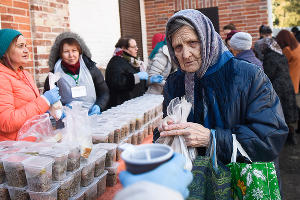 Акция помощи бездомным на Всесвятском кладбище Краснодара © Елена Синеок, Юга.ру