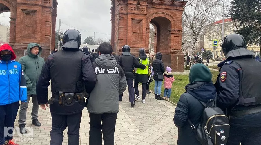 Полицейский уводит журналиста Юга.ру, освещавшего акцию и имевшего при себе все необходимые по закону атрибуты журналиста. &copy;&nbsp;Фото Валерии Кирсановой, Юга.ру