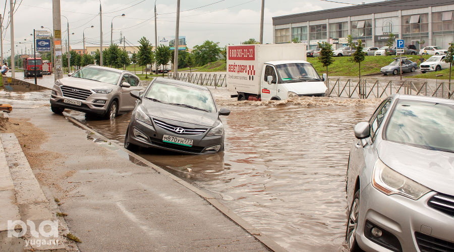 Последствия ливня на улице Московской &copy;&nbsp;Фото Дмитрия Пославского, Юга.ру
