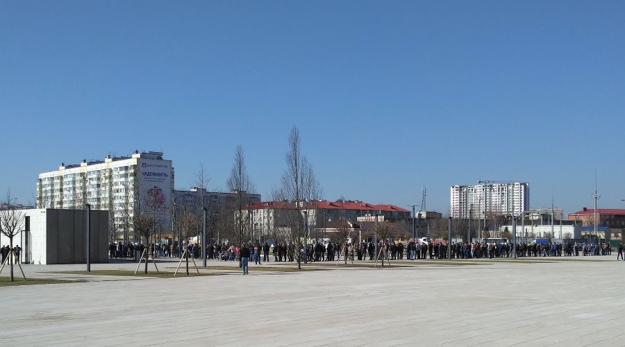 Очередь за билетами на матч «Краснодар» — «Сельта» © Фото из аккаунта в Twitter, twitter.com/FansKrasnodar