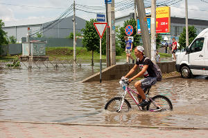 Последствия ливня на улице Московской &copy;&nbsp;Фото Дмитрия Пославского, Юга.ру