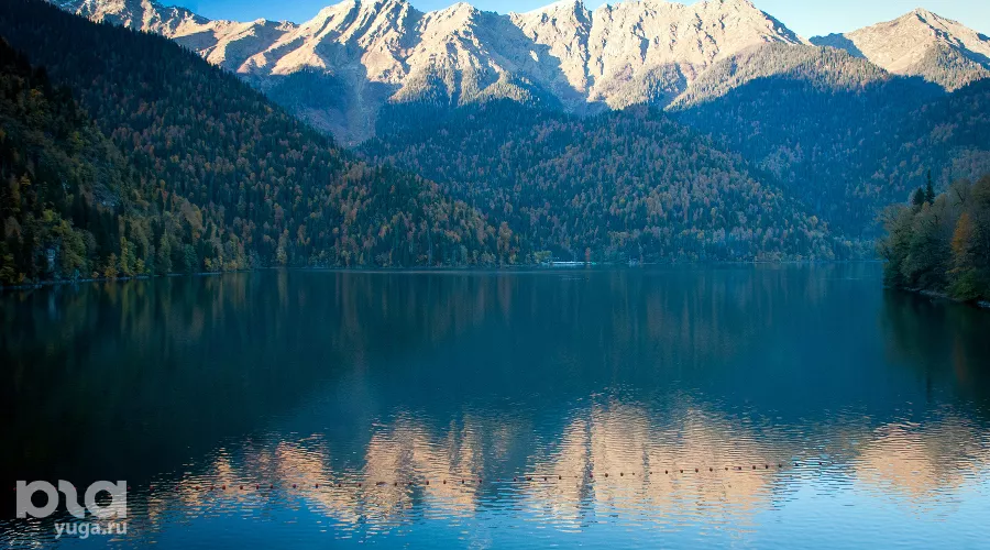 Озеро Рица &copy;&nbsp;Елена Синеок, ЮГА.ру