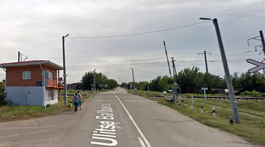 Железнодорожный переезд 87-й км в станице Воронежской, вид с севера на юг &copy;&nbsp;Скриншот сайта Maps.google.com