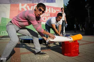 Антитабачная акция "Зажигай правильно!" &copy;&nbsp;Елена Синеок. ЮГА.ру