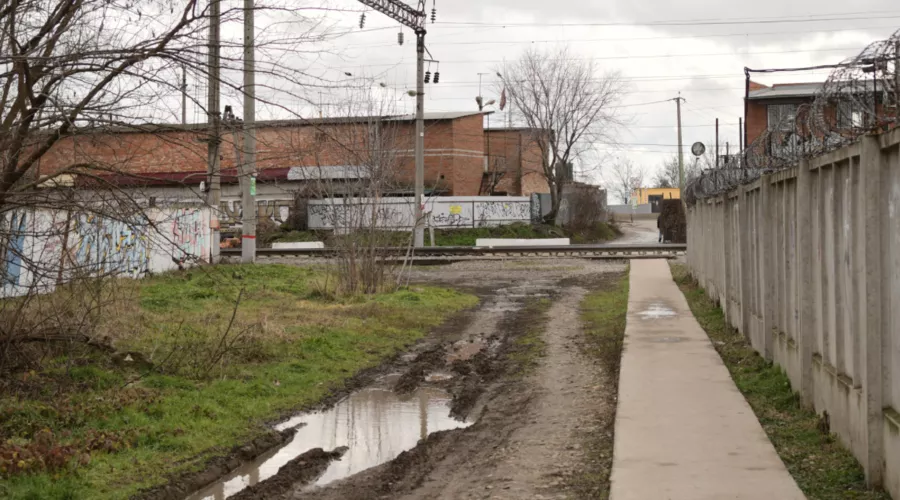 Пешеходный переход через железнодорожные пути из Новознаменского в Комсомольский &copy;&nbsp;Фото Александра Райко для официального сайта администрации и городской думы Краснодара krd.ru