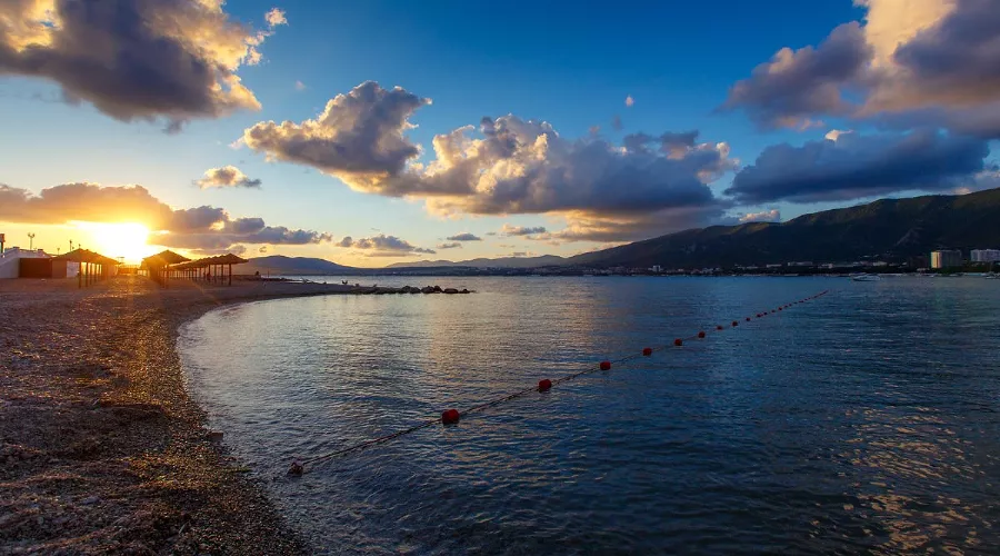 Пляж в Геленджике &copy;&nbsp;Фото aleksnt, freepik.com