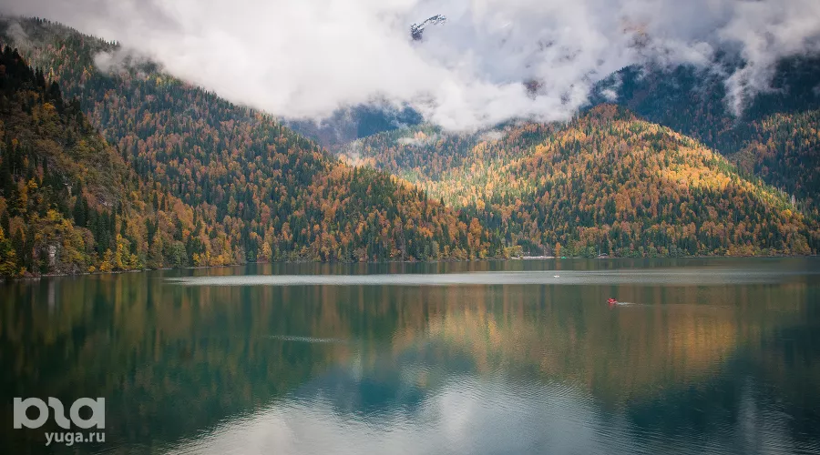 Горные пики над озером Рица укутаны облаками &copy;&nbsp;Елена Синеок, ЮГА.ру