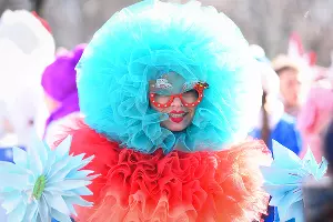 Парад Дедов Морозов и открытие рождественской ярмарки в Краснодаре &copy;&nbsp;Фото Елены Синеок, Юга.ру