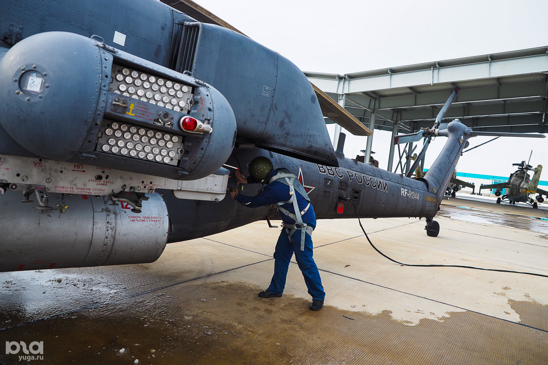 Подготовка вертолета Ми-28Н к полету © Фото Виталия Тимкива, Юга.ру