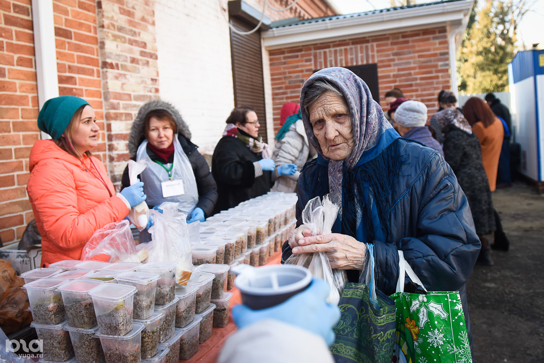Благотворительная помощь в русской деревне. Помощь бездомным. Волонтеры помогают бездомным. Благотворительные акции для бездомных людей. Нуждающимся людям.