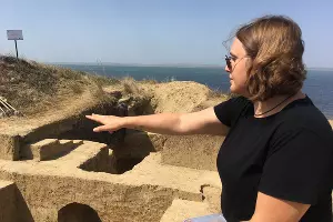 Мария Чашук рассказывает о склепе, крыша которого неожиданно обвалилась пару лет назад &copy;&nbsp;Фото Александра Гончаренко, Юга.ру