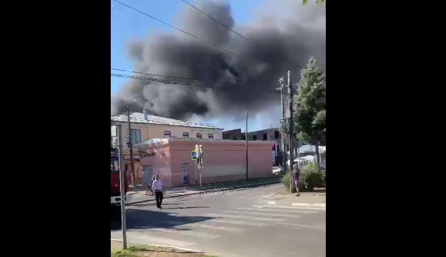 Пожар в ейске сейчас. Нефтебаза белгород. Мариуполь пожар. Пожар в ейске 17. Юргамыш нефтебаза.