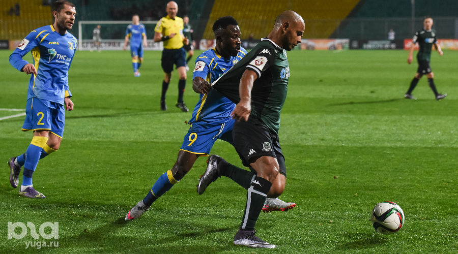 ФК "Краснодар" в домашнем матче переиграл "Ростов" со счетом 2:1 © Елена Синеок, ЮГА.ру