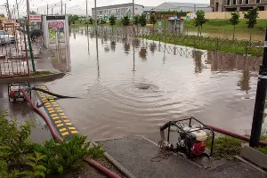 Последствия ливня на улице Московской &copy;&nbsp;Фото Дмитрия Пославского, Юга.ру