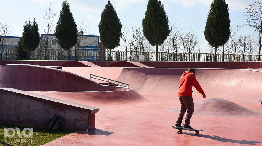 Скейтбордист в парке «Краснодар» © Фото Елены Синеок, Юга.ру
