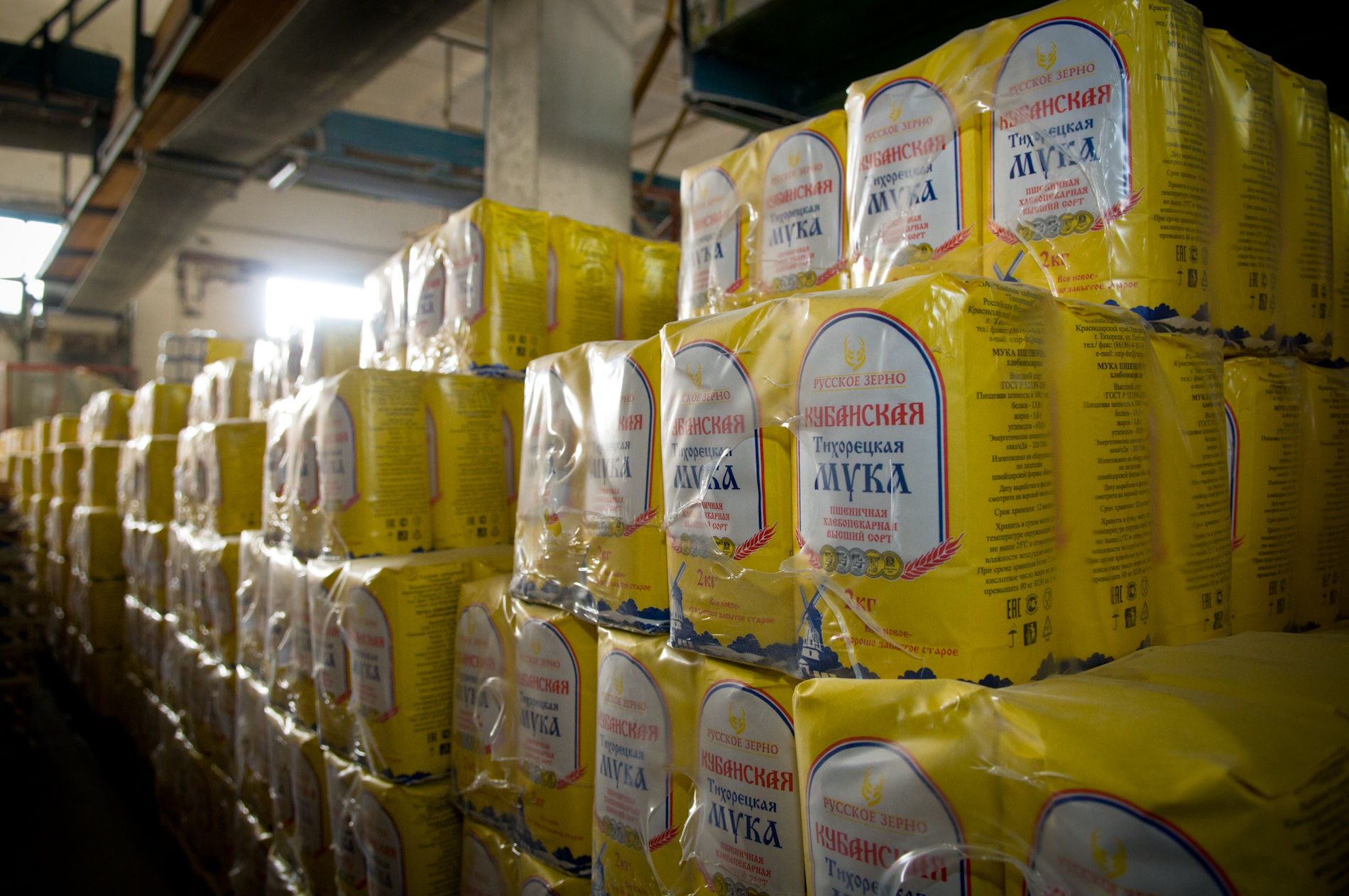 Хранение муки в мешках на складе. Склад с гречкой. Склад крупы. В мешках крупа склад. Склад крупы.